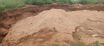 கூவம் ஆற்றில் மணல் கடத்தல்: கரைகள் உடையும் அபாயம்!