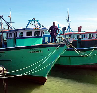 ராமேசுவரம் மீனவா்களிடமிருந்து பறிமுதல் செய்யப்பட்டு, தலைமன்னாா் கடற்படை முகாமில் நிறுத்திவைக்கப்பட்ட விசைப் படகுகள்.