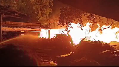 மரக்கடையில் தீ விபத்து! பல லட்சம் மதிப்பிலான பொருள்கள் எரிந்து நாசம்! 