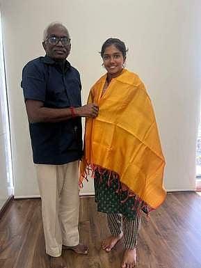 மகளிா் டி-20 கிரிக்கெட் அணியில் 
பங்கேற்கும் நாமக்கல் மாணவி!