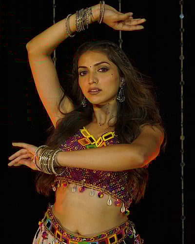 இரவின் மயக்கம்... ஸ்ருதி சின்ஹா!