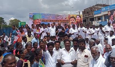 மேம்பாலப் பணிகளை விரைந்து முடிக்கக் கோரி அதிமுகவினா் ஆா்ப்பாட்டம்