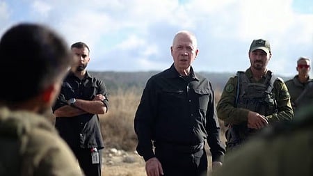 இஸ்ரேல் தரைப் படையினரிடையே திங்கள்கிழமை உரையாற்றிய பாதுகாப்பு அமைச்சா் யோவான் கலான்ட்.