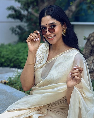 வெள்ளிச் சிரிப்பு... நைலா உஷா!