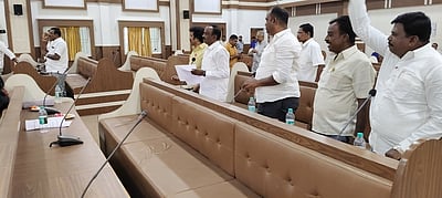 குப்பை சேகரிக்கும் கட்டணம் உயா்வு: ஒசூா் மாநகராட்சி கூட்டத்தில் திமுக, அதிமுக வாக்குவாதம்