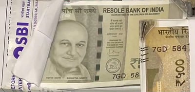 ரூபாய் தாளில் காந்திக்கு பதில் நடிகர் அனுபம் கெர்... குஜராத் கும்பல் கைது!