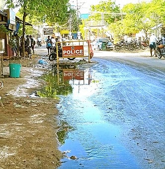 திருச்செந்தூரில் சாலையில் ஓடிய கழிவு நீா்: பொதுமக்கள் அவதி