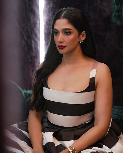 பிளாக் ஒயிட் பியூட்டி..! நைலா உஷா