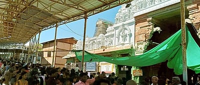 திருச்செந்தூா் கோயிலில் அலைமோதிய பக்தா்கள்