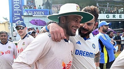 ஓய்வுபெறும் ஷகிப் அல் ஹசனுக்கு தனது பேட்டை பரிசளித்த விராட் கோலி!