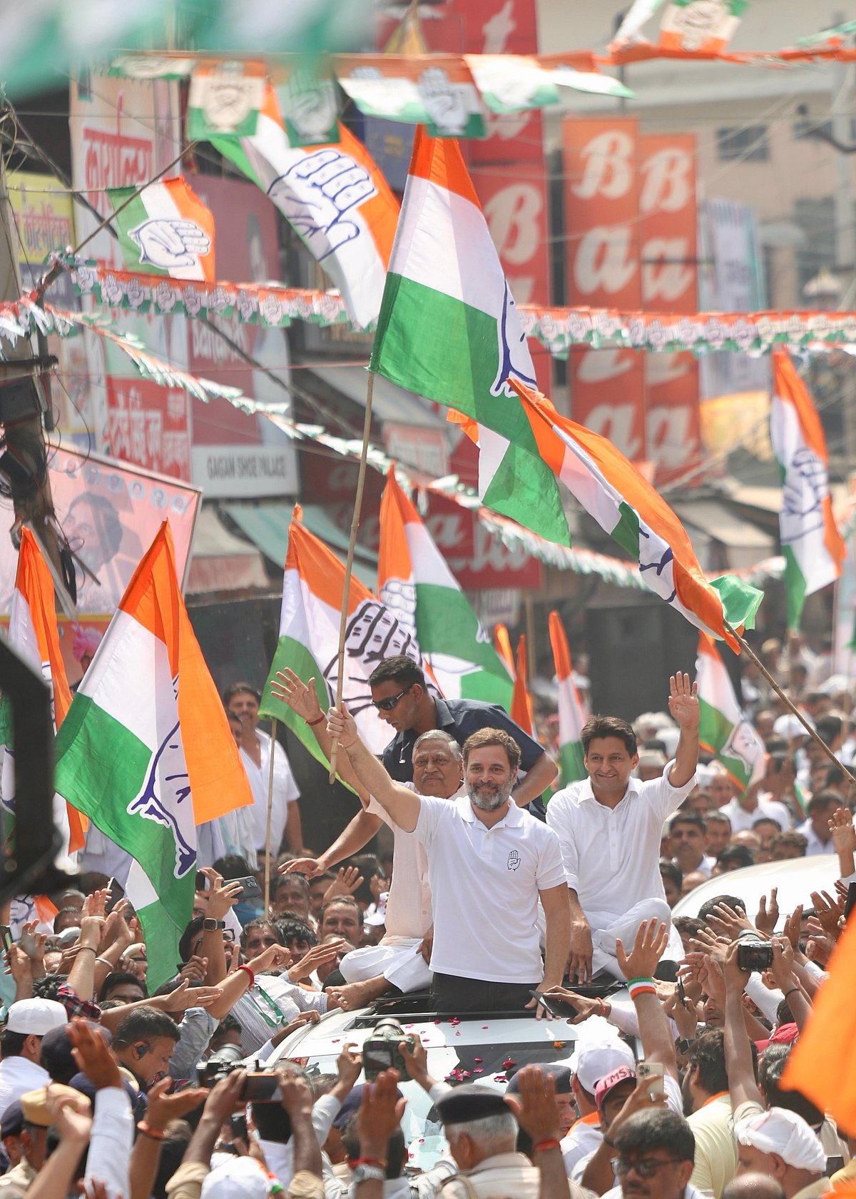 மக்கள் வெள்ளத்தில் ராகுல் காந்தி!