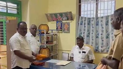 பேரூராட்சி செயல் அலுவலா் பதவி வழங்கி கெளரவிக்கப்பட்ட தூய்மைப் பணியாளா்