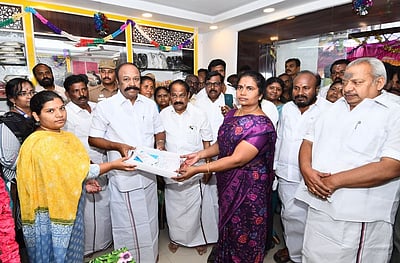 காதி நிலையத்தில் விற்பனை இலக்கு ரூ.1.80 கோடி