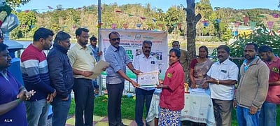 கொடைக்கானல் நகராட்சியில் தூய்மைப் பணியாளா்களுக்கு சான்றிதழ்  அளிப்பு