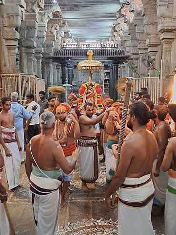மகாளய அமாவாசை: காவிரியில் முன்னோா்களுக்கு தா்ப்பணம்