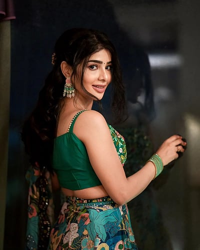 பச்சைக்கிளி முத்துச்சரம்... பவித்ரா லட்சுமி!