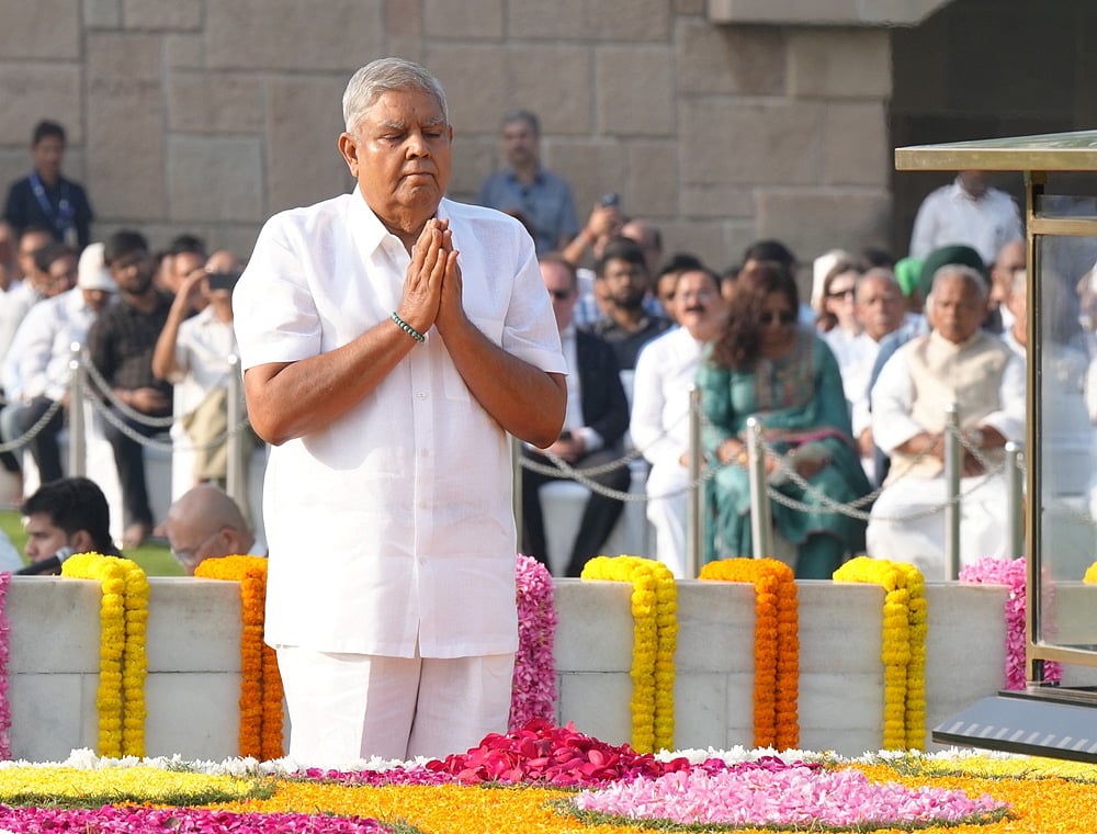 தில்லி ராஜ்காட்டில் உள்ள மகாத்மா காந்தியின் நினைவிடத்தில் குடியரசுத் துணைத் தலைவர் ஜக்தீப் தன்கர் மரியாதை