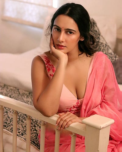 உனக்கென ஒரு பார்வை... மேகா சுக்லா!