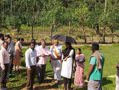 கூடலூா் பழங்குடி கிராமத்தில் ஆட்சியா் ஆய்வு