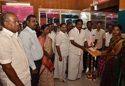 மதுரையில் கதா் சிறப்பு விற்பனை தொடக்கம்: அமைச்சா் பி. மூா்த்தி தொடங்கி வைத்தாா்