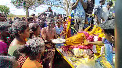 கோயில் காளை இறப்பு : கிராம மக்கள் அஞ்சலி