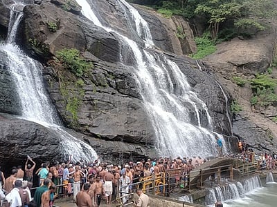 குற்றாலத்தில் குவிந்த பொதுமக்கள்