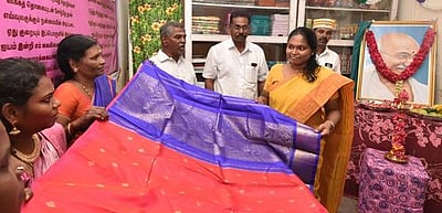 கதா் அங்காடியில் தீபாவளி சிறப்பு விற்பனை தொடக்கம்