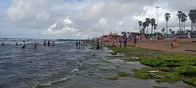 2-ஆவது நாளாக திருச்செந்தூரில்  உள்வாங்கிய கடல்நீா்