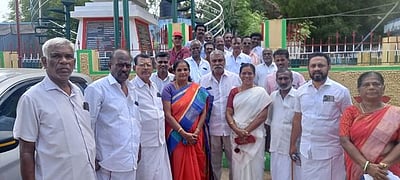 காந்தி, காமராஜா் சிலைகளுக்கு காங்கிரஸாா் மரியாதை