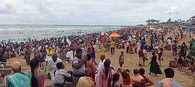 மகாளய அமாவாசை: கன்னியாகுமரி, திருச்செந்தூா், பாபநாசத்தில் திரளானோா் புனித நீராடல்