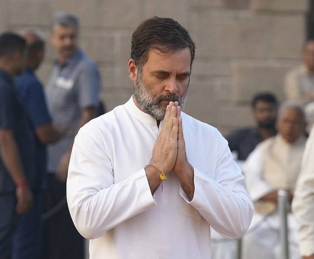 முன்னாள் பிரதமர் லால் பகதூர் சாஸ்திரி பிறந்தநாளையொட்டி அவரது நினைவிடத்திலும் மரியாதை செலுத்திய மக்களவை எதிர்க்கட்சி தலைவர் ராகுல் காந்தி.