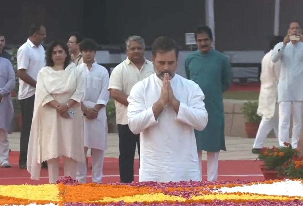 தில்லி ராஜ்காட்டில் உள்ள மகாத்மா காந்தியின் நினைவிடத்தில் மக்களவை எதிர்க்கட்சித் தலைவர் ராகுல் காந்தி.