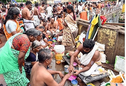குற்றறாலம் பேரருவியில் புனித நீராடிய மக்கள்.