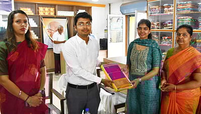 கதா் அங்காடியில் தீபாவளி சிறப்புத் தள்ளுபடி விற்பனை தொடக்கம்