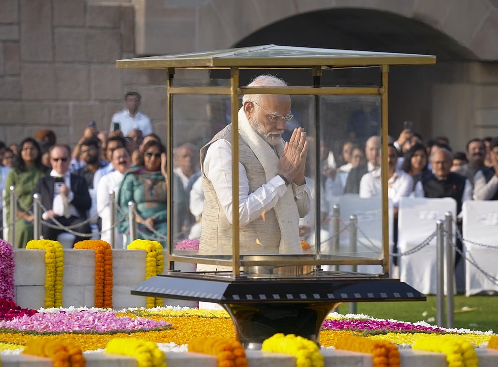 தில்லி ராஜ்காட்டில் உள்ள மகாத்மா காந்தியின் நினைவிடத்தில் பிரதமர் நரேந்திர மோடி மரியாதை