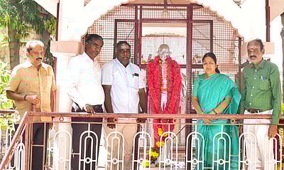 காந்தி ஜெயந்தி: அரசியல் கட்சியினா் மரியாதை