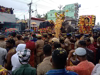 திருவனந்தபுரம் செல்லும் சுவாமி விக்ரகங்களுக்கு களியக்காவிளையில் வரவேற்பு: நாகாலாந்து மாநில ஆளுநா் இல. கணேசன் பங்கேற்பு