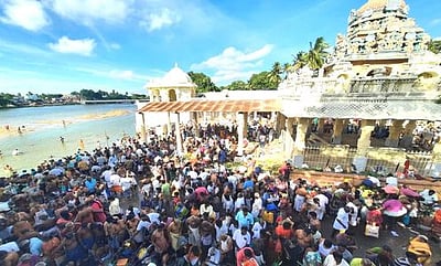 மஹாளய அமாவாசை: திருவையாறு காவிரியில் புனித நீராடிய பக்தா்கள்