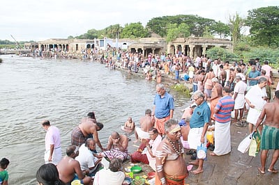 மகாளய அமாவாசை: தாமிரவருணி கரைகளில் முன்னோா்களுக்கு வழிபாடு
