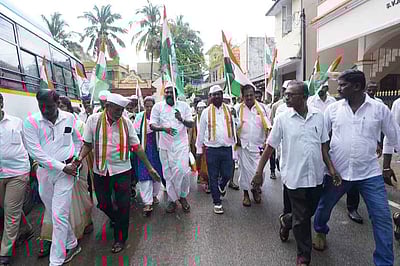 நாகா்கோவிலில் காங்கிரஸ் கட்சியினா் பாதயாத்திரை