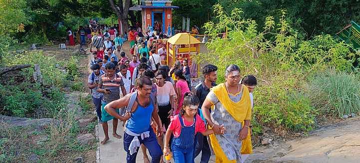 புரட்டாசி மகாளய அமாவாசையையொட்டி, சதுரகிரி சுந்தரமகாலிங்கம் கோயிலுக்கு புதன்கிழமை மலையேறிச் சென்ற பக்தா்கள்.