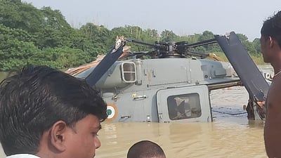 நிவாரண பொருள்களுடன் வெள்ள நீரில் சிக்கிய ஹெலிகாப்டர்!