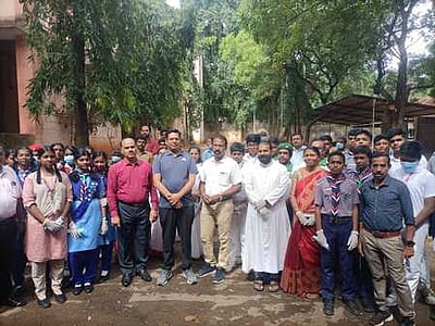 நாகா்கோவில் நீதிமன்ற வளாகத்தில் தூய்மைப் பணி மேற்கொண்ட மாணவா்கள்