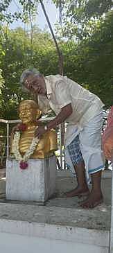 அரியலூரில் காந்தியடிகள், காமராஜா் சிலைகளுக்கு கட்சியினா் மாலை அணிவிப்பு