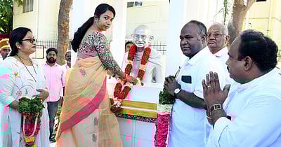 கிருஷ்ணகிரியில் தீபாவளி கதா் சிறப்பு தள்ளுபடி விற்பனை தொடக்கம்