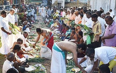 மகாளய அமாவாசை: முன்னோா்களுக்கு தா்ப்பணம் கொடுத்து வழிபாடு