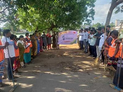 பட்டுக்கோட்டை அஞ்சலக ஊழியா்கள் தூய்மை இந்தியா உறுதிமொழி ஏற்பு