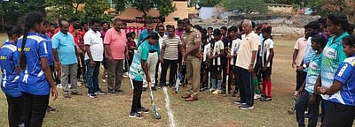 வி.கே.புரத்தில் மாவட்ட ஐவா் ஹாக்கி போட்டி