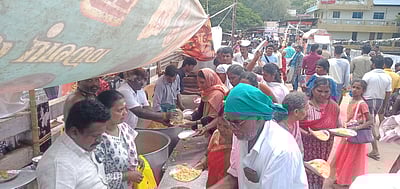 மகாளய அமாவாசை: சுருளி அருவியில் குவிந்த பக்தா்கள்