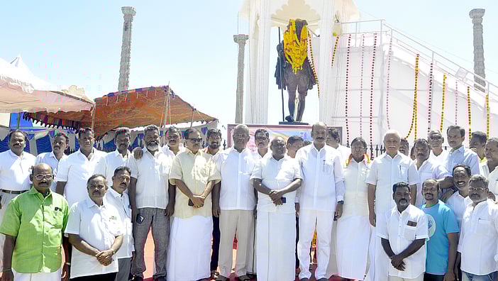 காந்தி சிலைக்கு மரியாதை செலுத்திய மாநில காங்கிரஸ் தலைவா் வெ.வைத்திலிங்கம் எம்.பி., முன்னாள் முதல்வா் வே.நாராயணசாமி, எம்எல்ஏ மு.வைத்தியநாதன் உள்ளிட்ட காங்கிரஸ் கட்சியினா்.